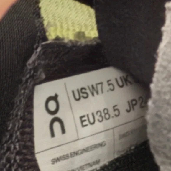 On Running Women’s Size 7.5 Cloudflow 4 in Fade/Wisteria - Picture 7 of 7